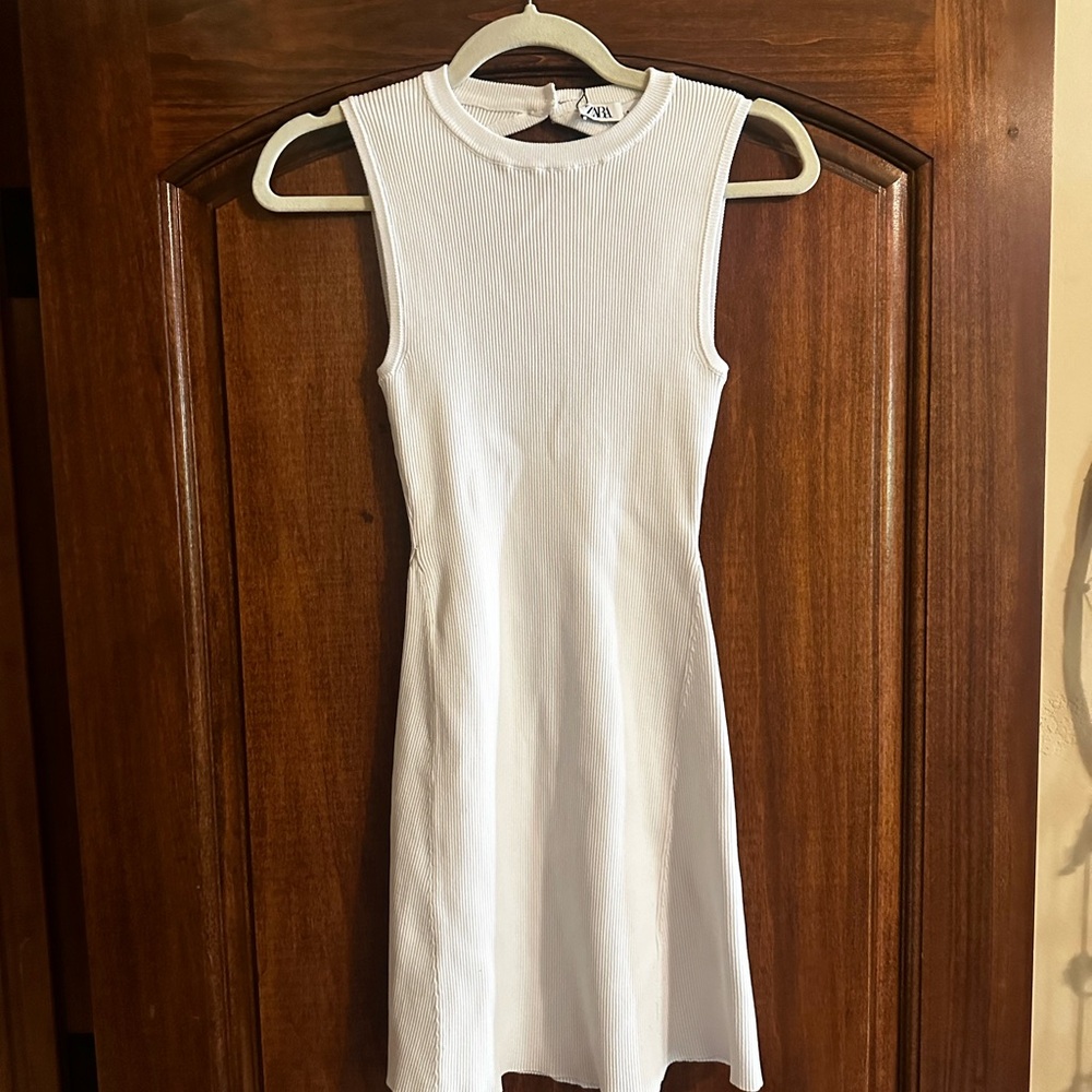 Women’s Zara dress never worn keyhole back fitted.
